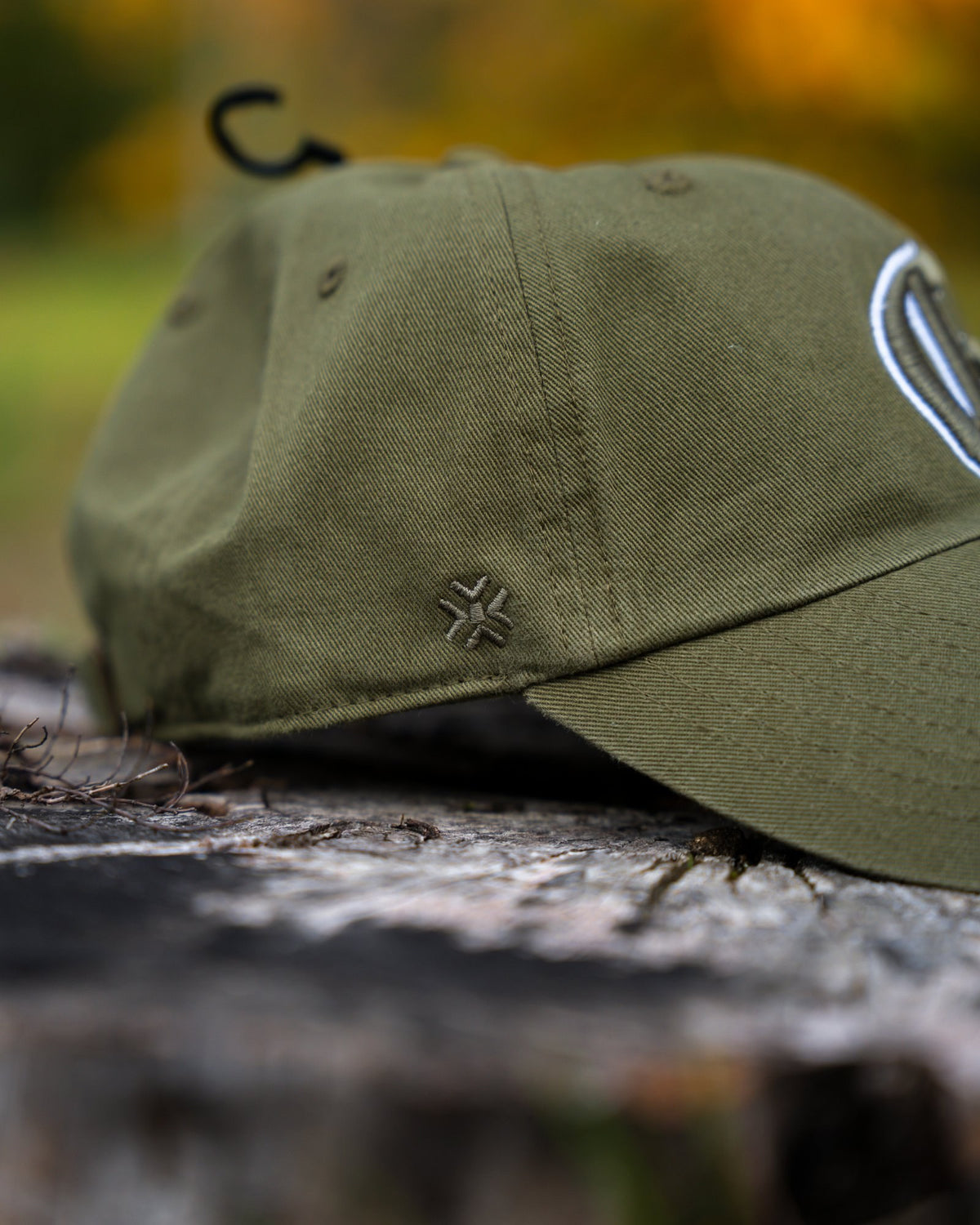 Tonal ENDEX mark embroidered on the side of the sandalwood hat
